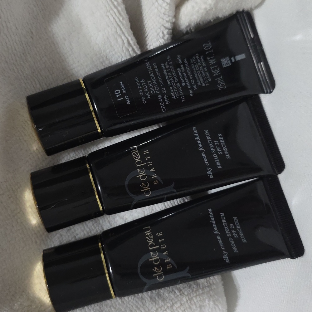 Clé de Peau Silky Cream Foundation - Picture 3 of 3